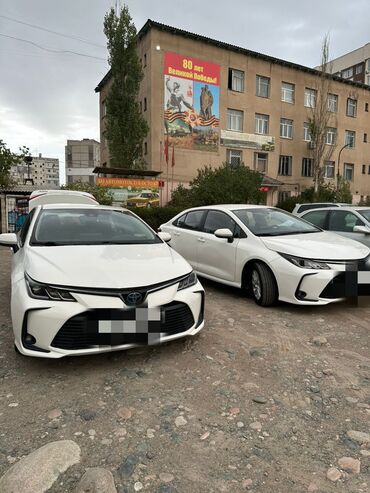 дишевли машина: Белый седан Toyota Corolla Hybrid с современным дизайном и эффективной