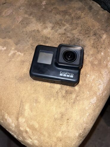 Foto və video aksesuarları: GoPro brendinə məxsus qara rəngli fəaliyyət kamerası. Kamera küncləri