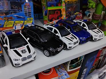 case logic: Игрушечные машинки-джипы BMW (масштаб ориентировочно 1:32–1:36) — 1