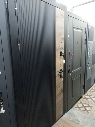 qapi alan: Qara şaquli zolaqlı və yüngül taxta panelli müasir dizaynlı giriş
