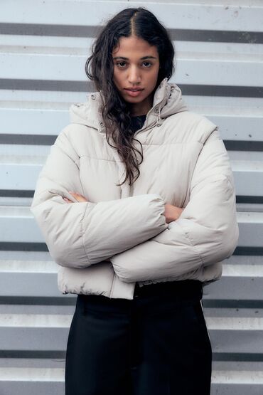 Kurtkalar: ZARA kurtka. Ekru reng s razmer (m razmere de olur) Su ve külek — 2