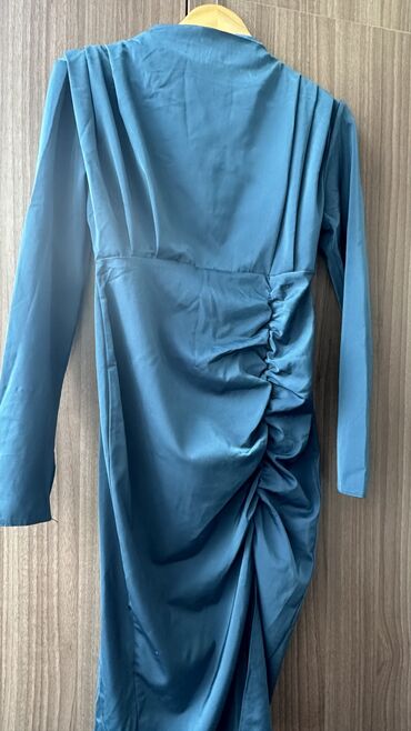 ниже колен: Вечернее платье, Средняя модель, Атлас, С рукавами, S (EU 36), M (EU 38)