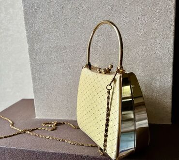 ziyafət çantası: Çanta - 15 AZN 
Ziyafət çantası sarı-qızılı