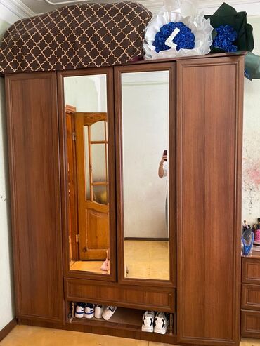 işlənmiş skaf: Açılan, 4 qapılı Düz dolab, Dəhliz dolabı