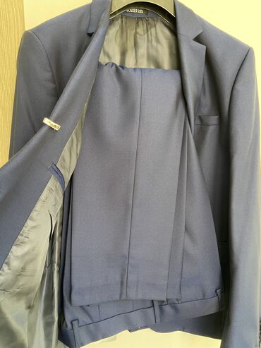 Костюмы: Двойка костюм размер 52 но маломерит подходит на 50
Рост 176-185 — 6