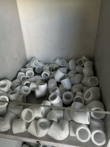 фитинги для пластиковых труб: Угольник (45°, 90°), Пластик