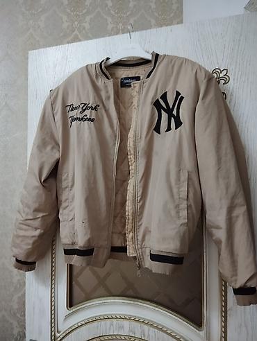 idman sortiki: New York Yankees bomber gödəkçə - Rəng: bej - Üz hissədə “New York — 4