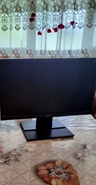 komputerlər: Acer tərəfindən istehsal olunan bu qara rəngli kompüter monitoru, iş