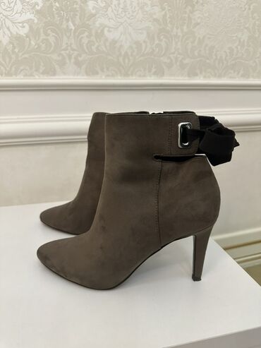 qiz ucun botlar: Charles&Keith, Ölçü: 38, rəng - Bej, İşlənmiş