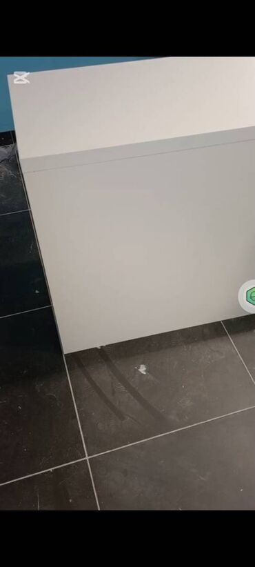 Stolovi: -Pult se izradjuje se od Univera u beloj boji debljina ploce je — 8