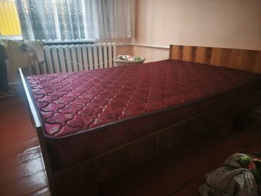 кровать из паллет: Деревянная кровать стандартного размера с прочным каркасом, идеально