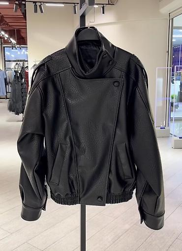 косуха: Женская кожаная куртка oversize, черная - Материал: фактурная — 3