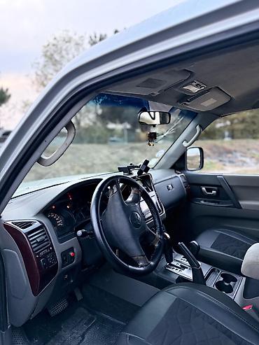 mitsubishi chariot: Mitsubishi Pajero (gümüşü rəng), 5 qapılı SUV Texniki və xarici — 4