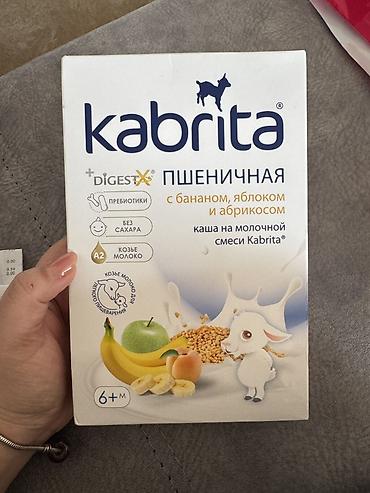 ağ krasofka: Kabrita buğda sıyığı – keçi südü əsaslı, banan, alma və əriklə — 1