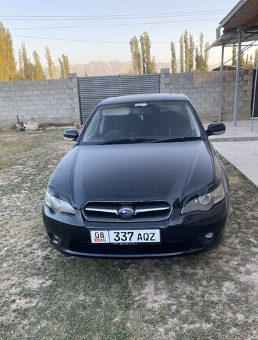 машина рав4: Черный седан Subaru Legacy, предназначенный для комфортного