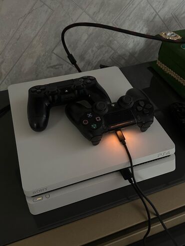 PS4 (Sony Playstation 4): Playstation 4 slim 1 gb yeni kimidir. 2 orginal pult 10 oyun var