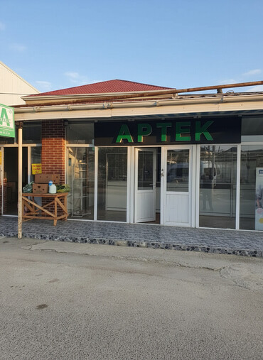 Mağazalar: 90kvlıq obyekt. Qeyri yaşayış çıxarışı var. Bütün kommunal sistemlə — 1