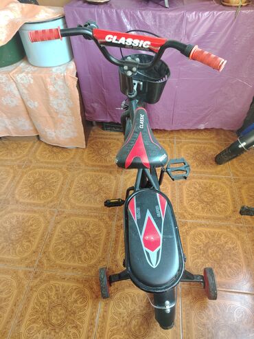 Uşaqlar üçün "Classic" markalı üçtəkərli velosiped. Biri göy vəBiri