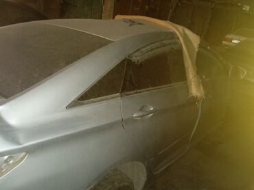 tesla model 3 цена бишкек: Серебристый седан с плавными линиями кузова. Автомобиль имеет