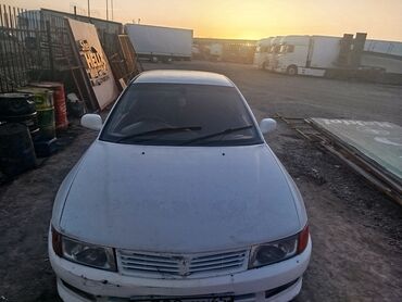 продаю в связи с переездом: Mitsubishi Lancer, белый седан, правый руль. состояние среднее обмен