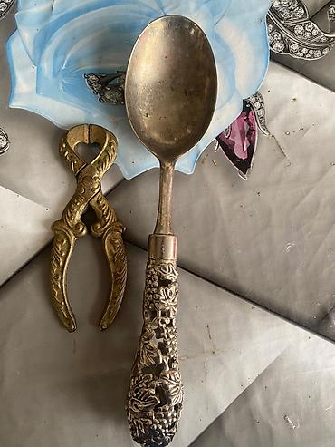 Süfrə ləvazimatları: Gümüşü qaşıq – dekorativ oyma qulplu - Material: metal gövdə, ağır və — 2