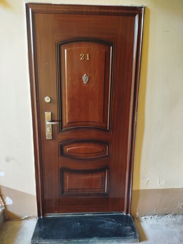 plasdik qapilar: Bu, mənzillər üçün nəzərdə tutulmuş möhkəm taxta giriş qapısıdır. Qapı