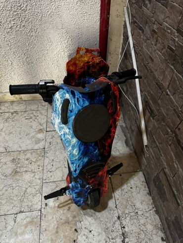 Maskalar, eynəklər: Yanma və buz naxışları ilə bəzədilmiş bu gəzinti scooterı gənclər üçün