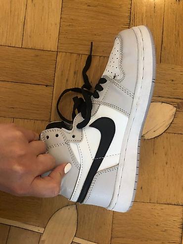 Krasofkalar və idman ayaqqabıları: Nike Ağ–boz rəng kombinində, qara “Swoosh” loqolu yüksək boğazlı — 11