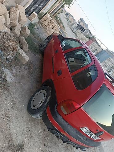 avto aksesuar kredit: Qırmızı rəngli şəhər avtomobili – 5 qapılı hatchback. otur sur — 5