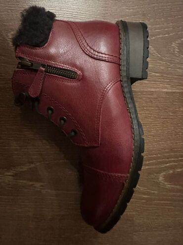 зимный обувь: Женские зимние ботинки-берцы бордового цвета. Характеристики: -