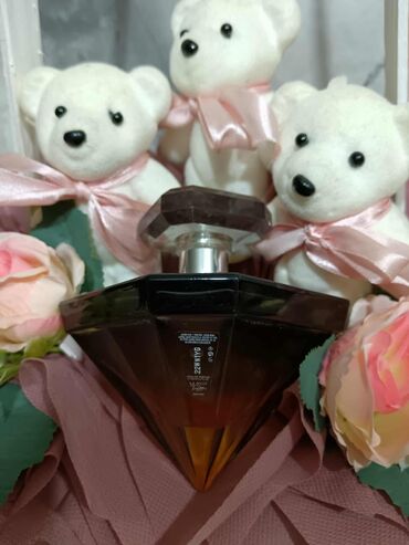 Parfemi: Crna bočica parfema Versace Crystal Noir sa fasetiranim čepom u obliku — 2