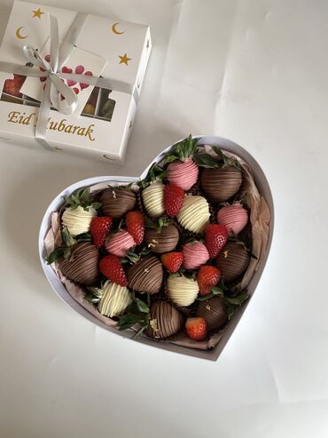 Кондитерские изделия, сладости: Клубника и Финики в шоколаде Подарок на 8марта Заранее оформляйте — 1