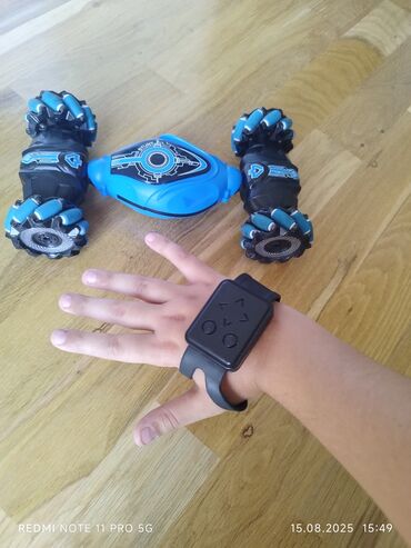 Oyuncaqlar: Mavi və qara rənglərdə olan bu akrobat avtomobili həm uzaqdan — 9