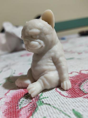primark stranger things: Dekorativna figurica – sedenje šteneta (verovatno buldoga), izrađena u — 4