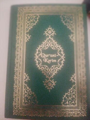 işlənmiş qaçış aparatı: Yaşıl rəngdə "Qur'ani-Kərim" yazısı ilə bəzədilmiş dini kitab. Kitabın