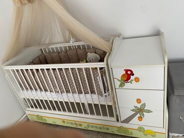 кровать для кукол: Белая детская кроватка с пеленальным столиком и встроенными ящиками