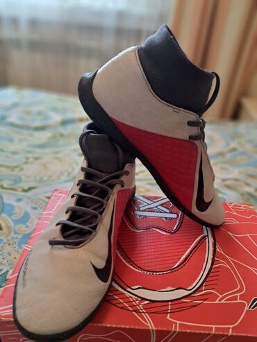 кожаные кроссовки: Бутсы Nike оригинал кожаные фантомы. 39 размер