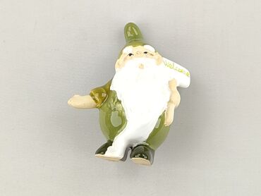 Ceramiczny krasnal ogrodowy w odcieniach zieleni i bieli, trzymający