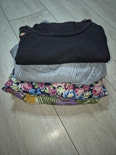 futrovane pantalone: Letnji paket odeće – 4 komada Sadržaj: - Crna majica kratkih rukava — 1