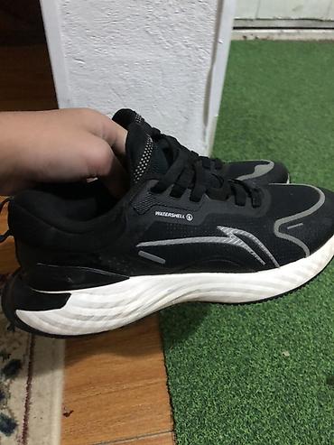 Жанысы 5000 турат жарим акчасына берем Кроссовки Li-Ning для бега и