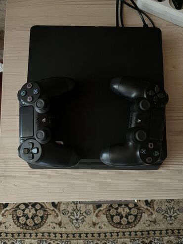 ps 4 2 ci əl: Salam Ps4 slim 1 tb Hec bir prablemi yoxdu evde islenib 2 teze a