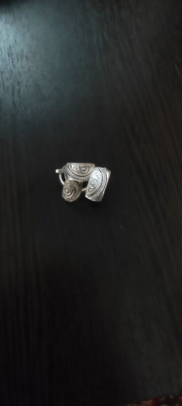 кольца на пальцы: Комплект серебряный! Размер кольца 18/5. Цена 2000 т. Новый