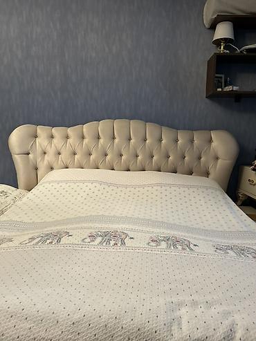Klassik üslubda yataq otağı mebel dəsti Tərkibi: - Yumşaq başlıqlı