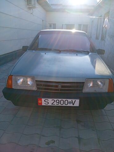 купить авто ваз 21099: Автомобиль ВАЗ-21099, седан, оснащенный четырьмя дверями, представляет