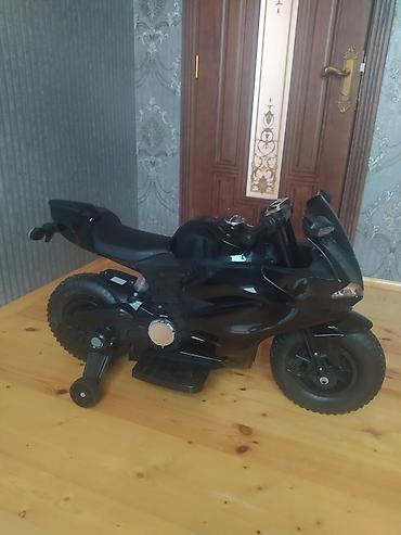dede oyuncaq: Uşaq üçün elektrik motosikleti – sport dizaynlı, qara rəng. Hədiye — 1