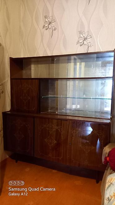 2 ci el skaflar: Vitrinli şkaf - Material: taxta (tünd ağac teksturası) və şüşə - Üst — 2