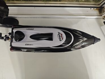 Digər idman və istirahət malları: Pultla işləyən gəmi 35km/saat sürətlə hərəkət edir. Tərs çevrildikde — 2