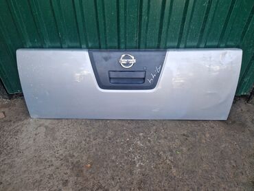 навара: Крышка багажника Nissan 2010 г., Б/у, цвет - Серебристый,Оригинал