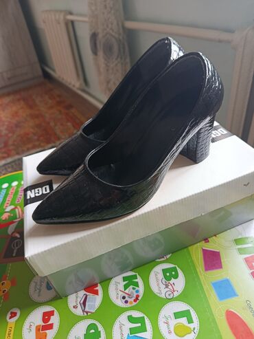 купить ботинки cat: Туфли, 37, Б/у, цвет - Черный, Самовывоз