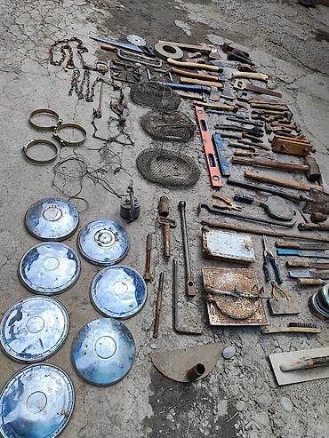 Наборы инструментов: Большой набор инструментов, включающий разнообразные ручные — 7